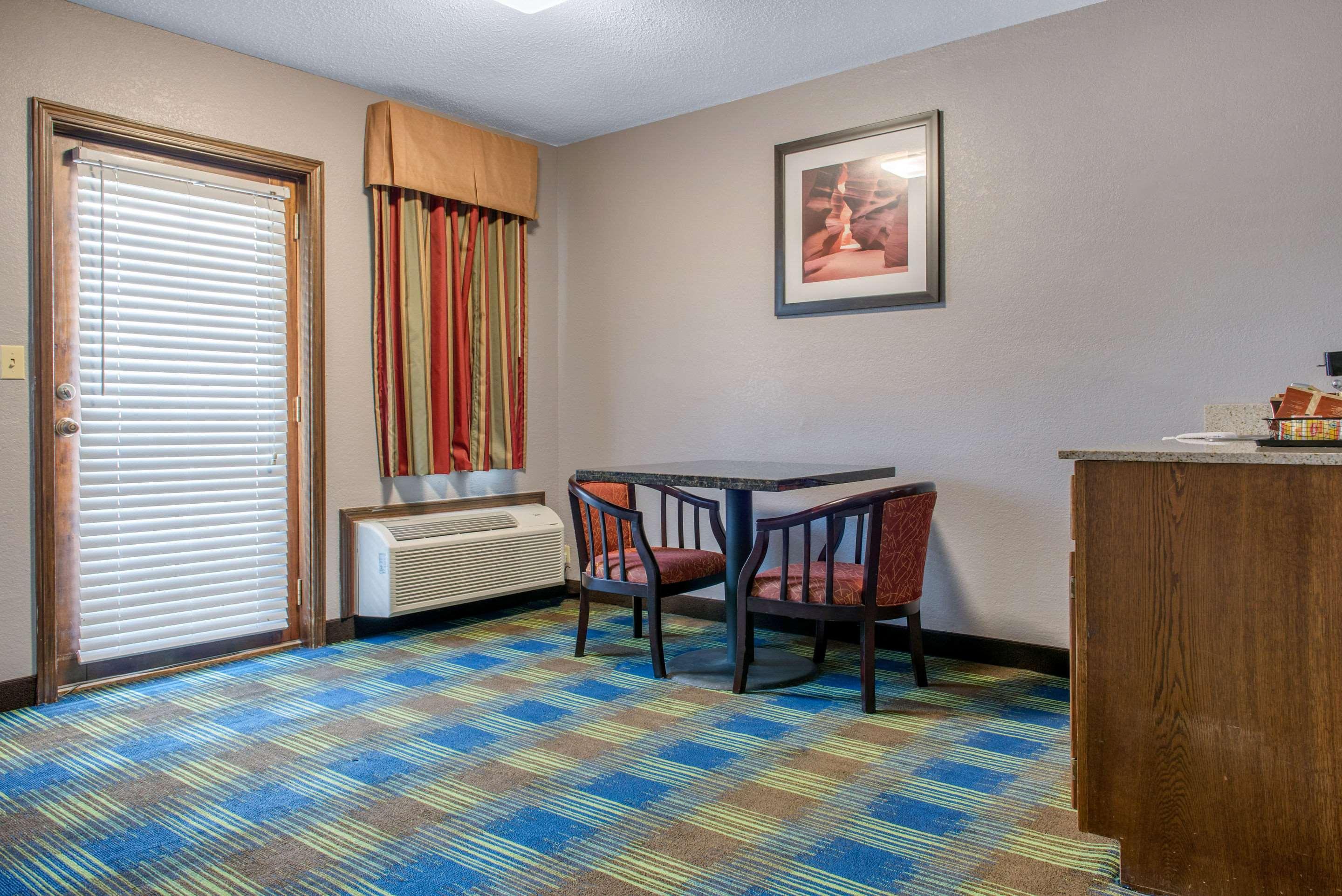 Quality Inn & Suites Bedford West Exterior photo
